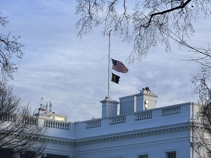 美國一名國民兵上週在白宮附近巡邏遭槍擊後，不幸身亡。美國總統川普4日下令，全美各地降半旗致哀，圖為白宮降半旗。（圖／中央社）