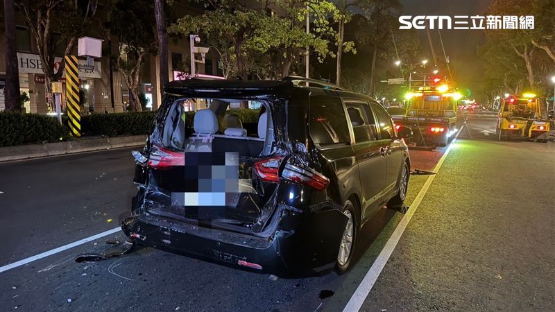 汽車遭公車追撞嚴重毀損。（圖／翻攝畫面）