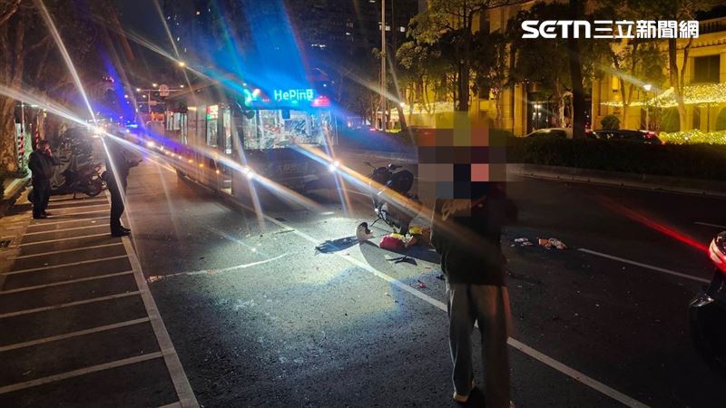 事故現場一片凌亂，3輛車嚴重毀損。（圖／翻攝畫面）