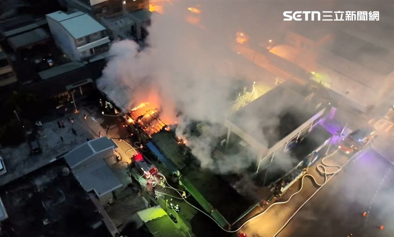 彰化溪湖鎮清晨發生平房火警，火勢猛烈，幸好住戶及時生，無人傷亡。（圖／翻攝畫面）