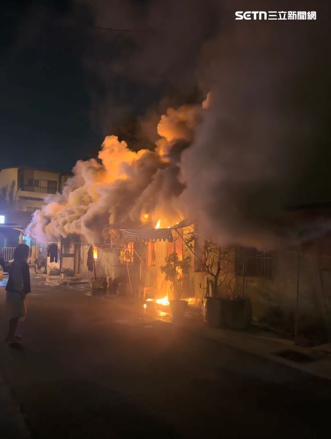 彰化溪湖鎮清晨發生平房火警，火勢猛烈，幸好住戶及時生，無人傷亡。（圖／翻攝畫面）