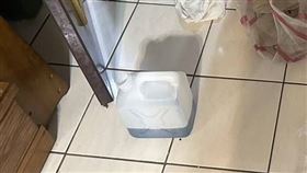 新北市新店區昨天（4日）發生一起衝突事件，游姓男子（75歲）日前與包姓房仲（67歲）有購屋糾紛，昨晚帶著桶裝汽油前往包男住家理論，且企圖潑灑汽油，雙方爆發肢體衝突，兩人皆被送醫，游男因涉嫌恐嚇、公共危險及傷害等罪被移送偵辦。