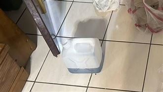 買屋爆糾紛　75歲男闖房仲家潑汽油被打趴