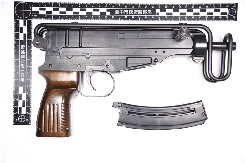 警方查證黃男子持有的是BB槍，不具有殺傷力。(圖／翻攝畫面)