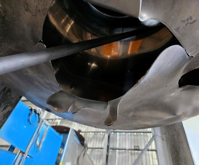 爆炸儲存槽底部炸出大洞。（圖／桃園市勞檢處提供）