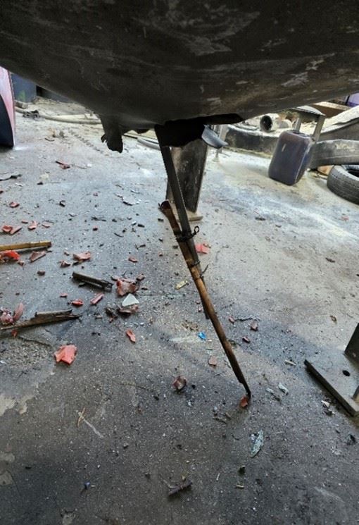 工人用自製持掃把清洗儲存槽底部的結晶體，意外引爆。（圖／桃園市勞檢處提供）