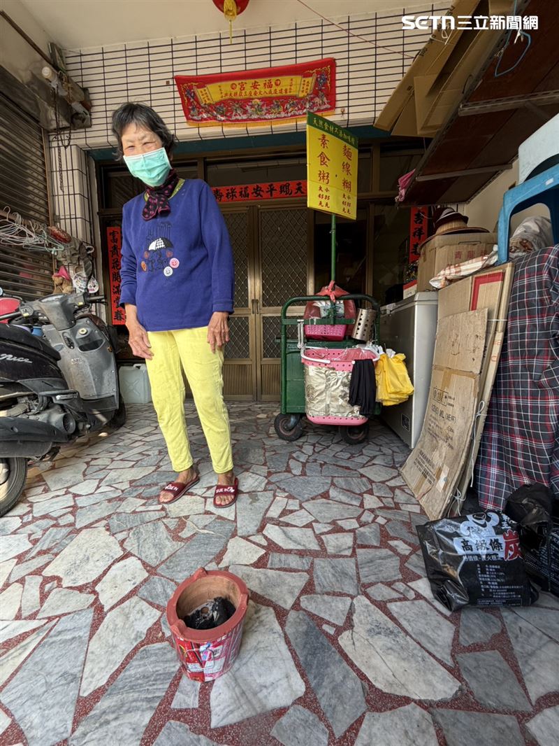 鹹粥嬤已準備好火爐及豬腳麵線，迎接愛孫返家，幫忙過火去霉運。（圖／議員賴清美提供）
