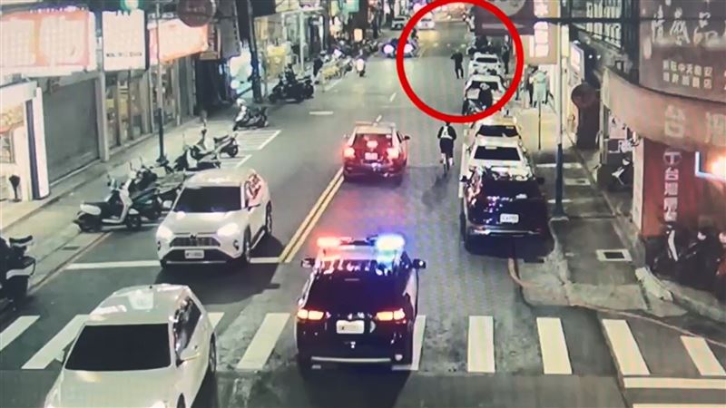 吳男拿著西瓜刀在新莊龍安路上沿路攔車揮舞。（圖／翻攝畫面）