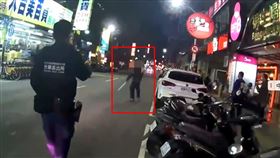 吳男拿著西瓜刀在新莊龍安路上沿路攔車揮舞。（圖／翻攝畫面）