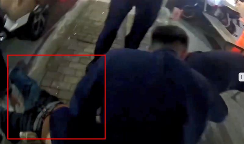 警方到場壓制吳男。（圖／翻攝畫面）