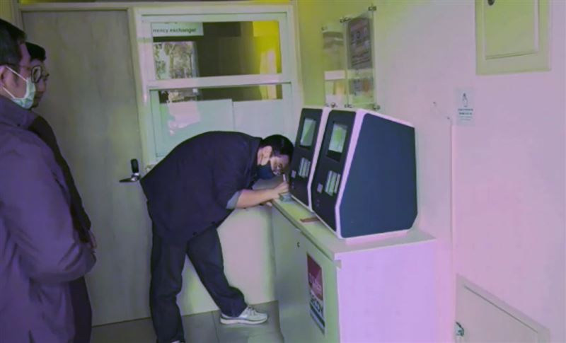 60歲婦人被誘騙交易購買71次比特幣，警方查扣四台比特幣ATM。(圖／翻攝畫面)