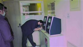  60歲婦人，陷交友詐騙，遭詐騙2775萬，車手、券商落網，警查扣比特幣ATM(圖／翻攝畫面)