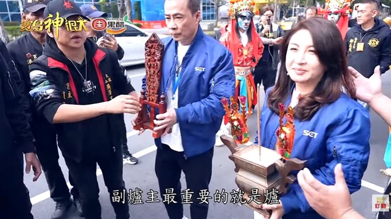 台灣宮廟史上第一次！青山宮靈安尊王選《寶島神很大》當副爐主　轟動宮廟界。 圖為 2025年1月18日《青山宮》靈安尊王派出七爺、八爺、八將在三立電視台舉辦過爐儀式。（圖／翻攝自《寶島神很大》）