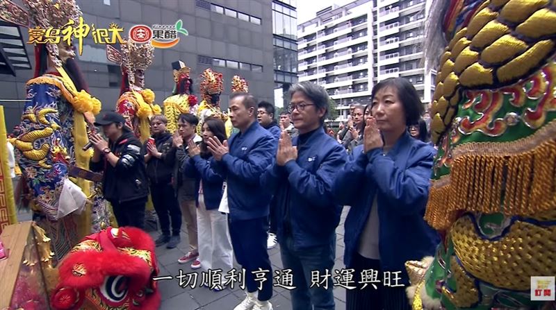 台灣宮廟史上第一次！青山宮靈安尊王選《寶島神很大》當副爐主　轟動宮廟界。 圖為 2025年1月18日《青山宮》靈安尊王派出七爺、八爺、八將在三立電視台舉辦過爐儀式。（圖／翻攝自《寶島神很大》）