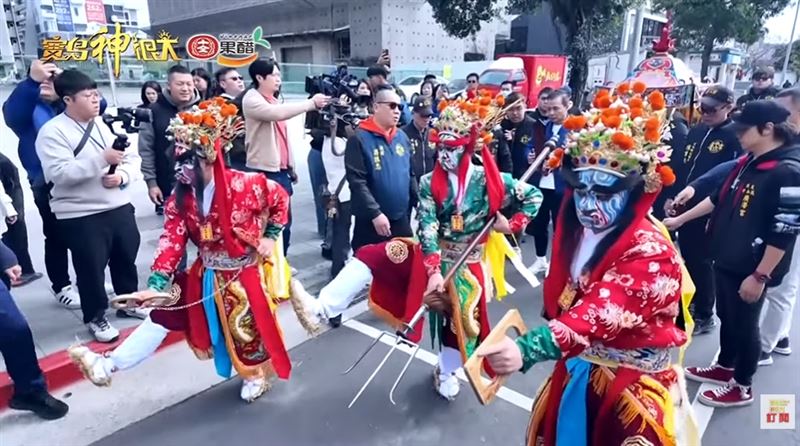 台灣宮廟史上第一次！青山宮靈安尊王選《寶島神很大》當副爐主　轟動宮廟界。 圖為 2025年1月18日《青山宮》靈安尊王派出七爺、八爺、八將在三立電視台舉辦過爐儀式。（圖／翻攝自《寶島神很大》）