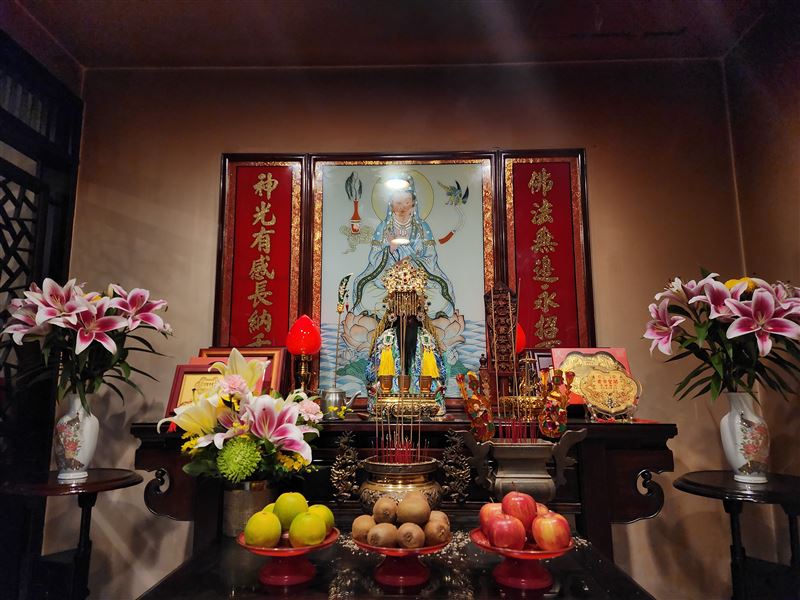 台灣宮廟史上第一次！青山宮靈安尊王選《寶島神很大》當副爐主　轟動宮廟界。圖為 三立集團供奉之《關聖帝君》與《青山宮 靈安尊王》令牌。（圖／記者鍾志鵬攝影）