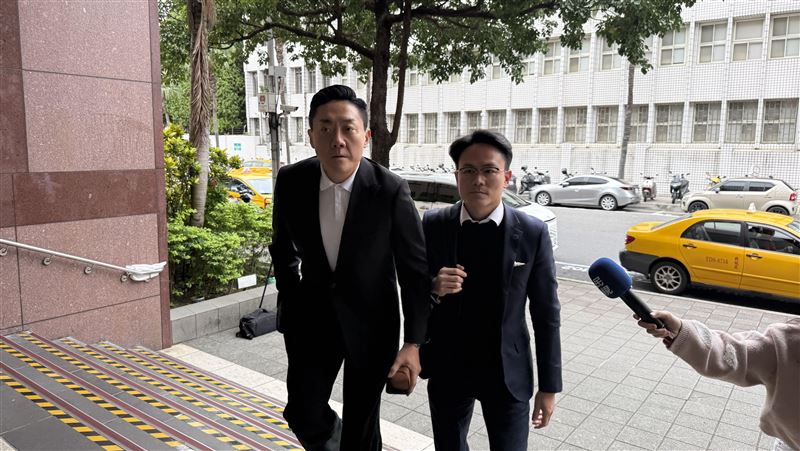 遇襲遭砍1嫌收押！夏天倫現身北檢作證