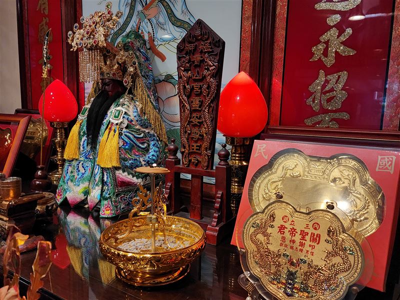 台灣宮廟史上第一次！青山宮靈安尊王選《寶島神很大》當副爐主　轟動宮廟界。圖為 三立集團供奉之《關聖帝君》與《青山宮 靈安尊王》令牌。（圖／記者鍾志鵬攝影）