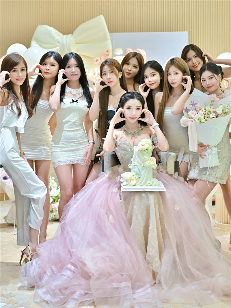 藍星蕾被9位辣妹簇擁。（圖／翻攝自藍星蕾臉書）