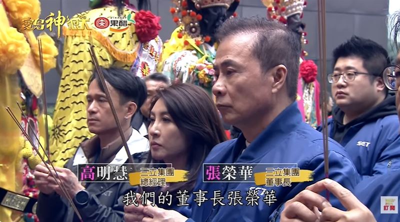 台灣宮廟史上第一次！青山宮靈安尊王選《寶島神很大》當副爐主　轟動宮廟界。 圖為 2025年1月18日《青山宮》靈安尊王派出七爺、八爺、八將在三立電視台舉辦過爐儀式。（圖／翻攝自《寶島神很大》）