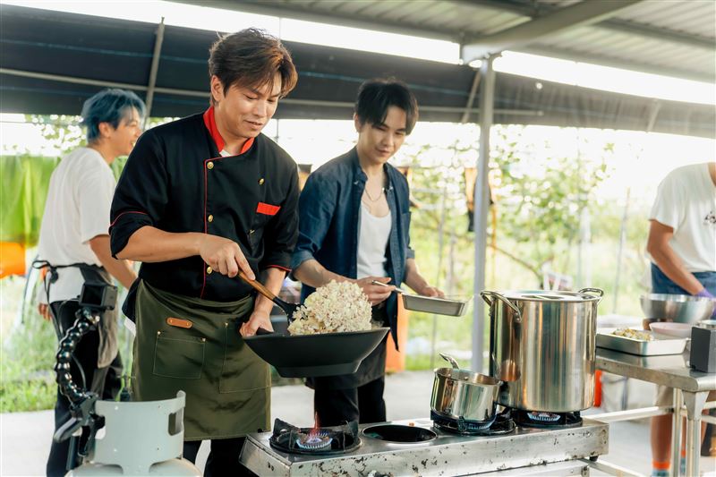 Energy阿弟當主廚 還被騙到菱角田做苦工。（圖／好看娛樂提供）