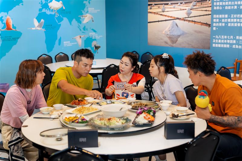 全新一季台南七股出任務，左起莎莎、姚元浩、張秀卿、吳映潔（鬼鬼）、郭泓志。（圖／好看娛樂提供）