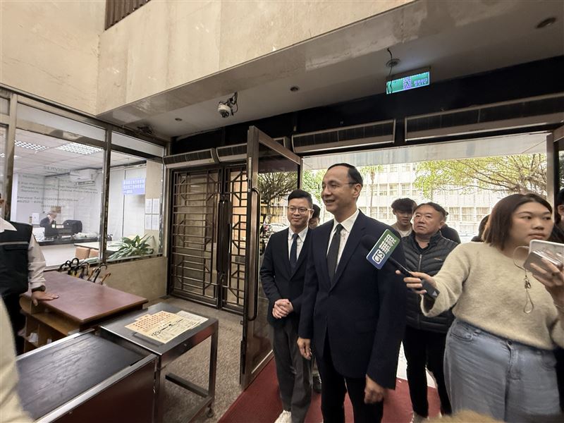 朱立倫在律師陪同下抵台北地檢署出庭。（圖／翻攝畫面）