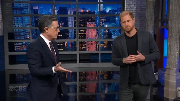 哈利王子現身最新一集《荷伯報到》，大玩政治哏，滿滿吐槽。（圖／翻攝自The Late Show with Stephen Colbert YouTube頻道）