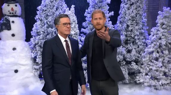 哈利王子與史蒂芬荷伯一搭一唱，展現不一樣的樣貌。（翻攝 The Late Show with Stephen Colbert YouTube頻道）