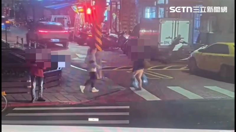 北市婦2袋垃圾飄異味　警清點有12具貓屍