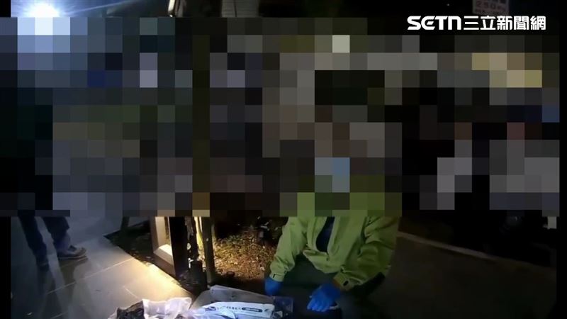 愛貓人士帶著其中1袋貓屍前往派出所報案。（圖／翻攝畫面）
