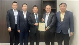 天逸集團董事長溫峰泰（右2），在越南總理府會見越南副總理胡德福（H.E. Ho Duc Phoc）。（圖／翻攝天逸集團臉書）