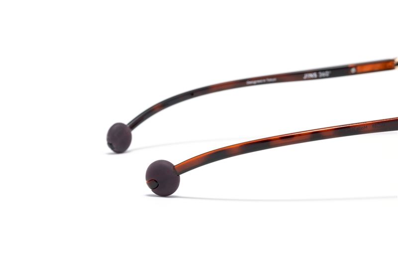 「KIDS 360&deg;&trade;」特有的鏡腳尾端止滑配件。(圖／JINS提供)