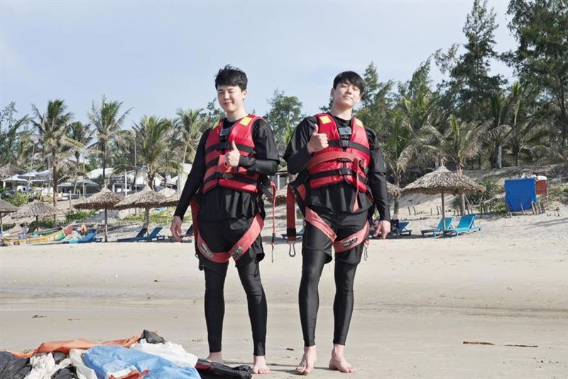 Jimin（左）與田柾國主持旅遊實境秀《ARE YOU SURE?!》第二季目前正熱播中。（圖／Disney+提供）