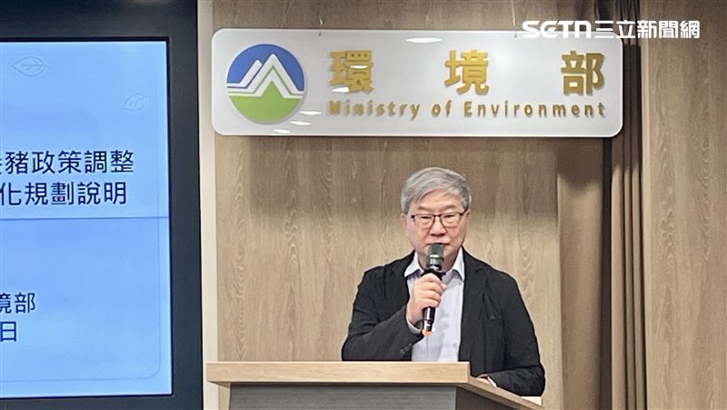 環境部在1年轉型緩衝期間祭出4配套措施，環境部次長沈志修說明詳情。(圖／記者賴俊佑攝影）