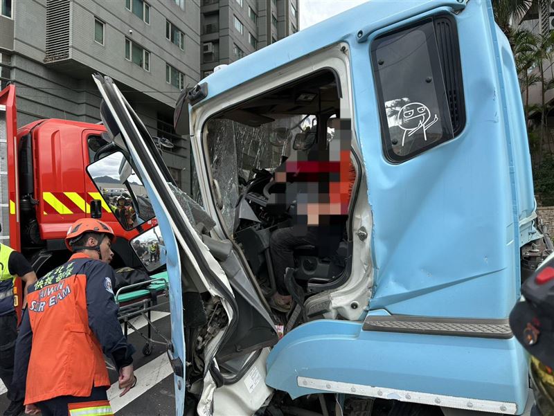 水泥預拌車駕駛一度受困車內。（圖／翻攝畫面）