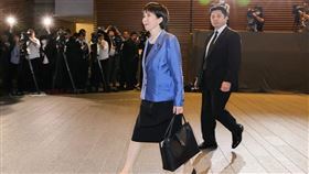 日本首相高市早苗就職首日所帶的黑色托特包，成了她的招牌象徵，甚至被暱稱為「早苗包」。其熱銷程度，是直到明年8月都斷貨。（圖／翻攝自X平台 @WTPworldleather）