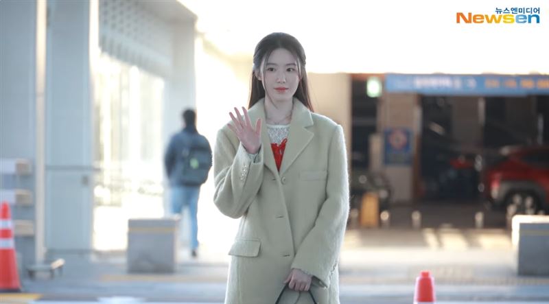 I-DLE成員舒華穿著優雅現身機場，媒體鎂光燈閃瞎。（圖／翻攝自YouTube）