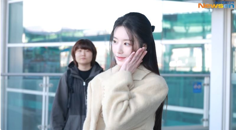 I-DLE成員舒華穿著優雅現身機場，媒體鎂光燈閃瞎。（圖／翻攝自YouTube）