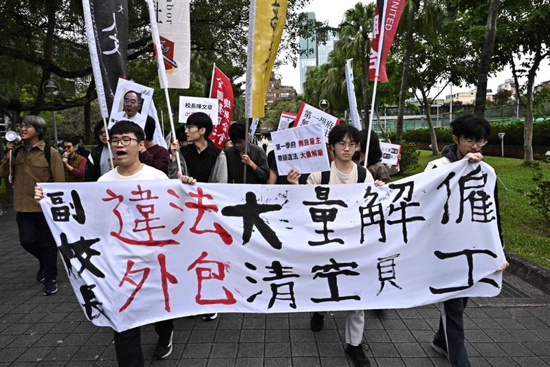 學生團體與勞工團體，今日上午在新月台旁抗議。（圖／高教工會提供）
