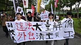 學生團體與勞工團體，今日上午在新月台旁抗議。（圖／高教工會提供）