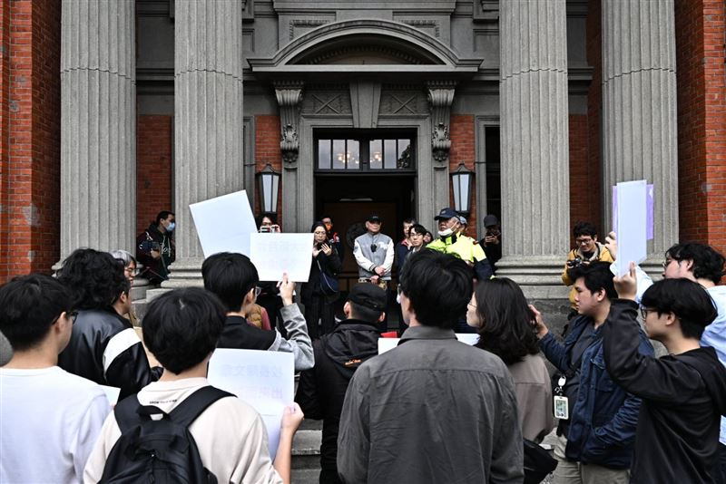 學生團體與勞工團體，今日上午在新月台旁抗議。（圖／高教工會提供）