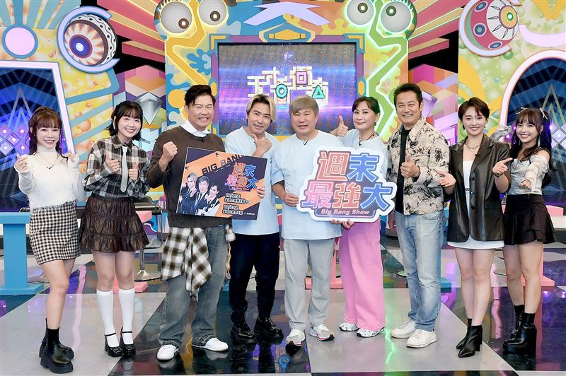 巫苡萱(左起)、籃籃、曾國城、歐漢聲、胡瓜、陳亞蘭、徐乃麟、張文綺、徐凱希主持群相見歡。(圖/華視提供)