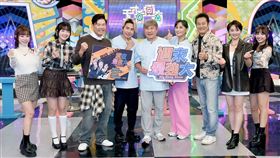 巫苡萱(左起)、籃籃、曾國城、歐漢聲、胡瓜、陳亞蘭、徐乃麟、張文綺、徐凱希主持群相見歡。（圖／華視提供）