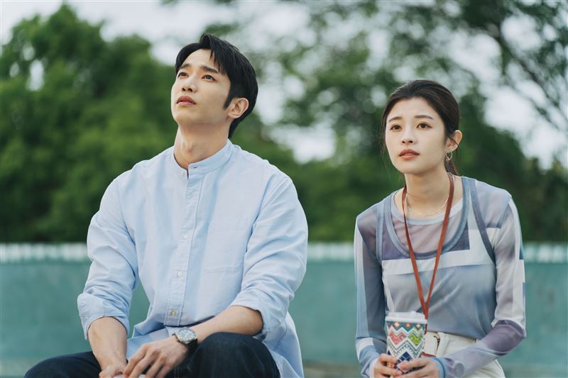 劉以豪（左）鍛鍊身材全白費，脫衣戲遭刪秒破戒吃炸雞。（圖／愛奇藝國際版、壹壹影業提供）