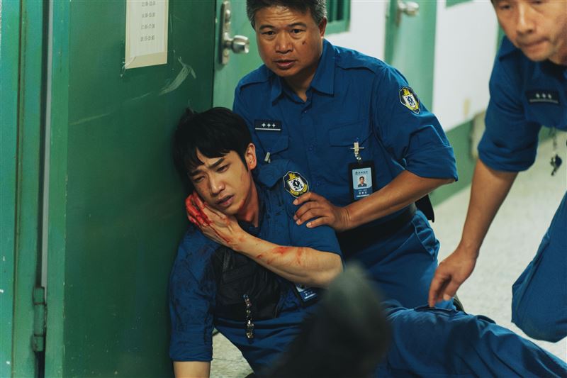劉以豪遭遇受刑人暴動被挾持受傷。（圖／愛奇藝國際版、壹壹影業提供）