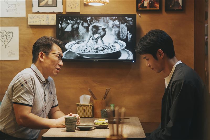 劉以豪（右）察覺郭子乾（左）涉弊，陷天人交戰。（圖／愛奇藝國際版、壹壹影業提供）