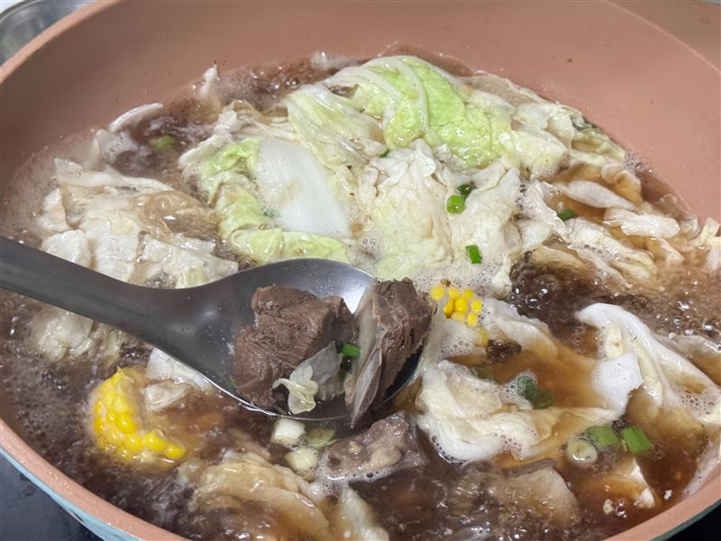 羊肉爐等冬令進補食材，又加上烈酒，容易刺激攝護腺造成腫大發炎，壓迫尿道。(圖／大甲李綜合醫院提供)