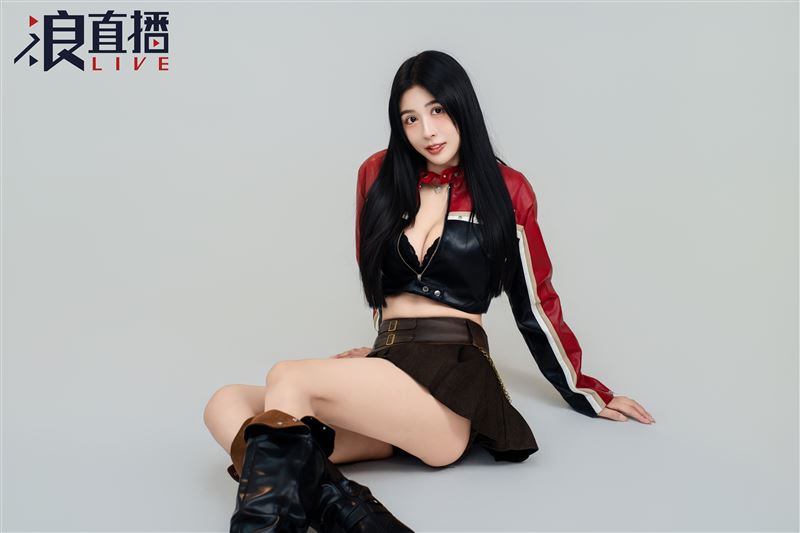 雪寶首次挑戰人生第一本寫真《初雪寶藏》，皮衣造型成為最大突破。(圖／浪LIVE提供）