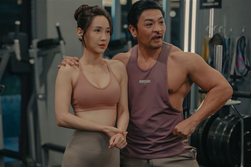 夢多（右）要求劇中伴侶徐千京（左）整成他想要的樣子。（圖／六魚文創提供）